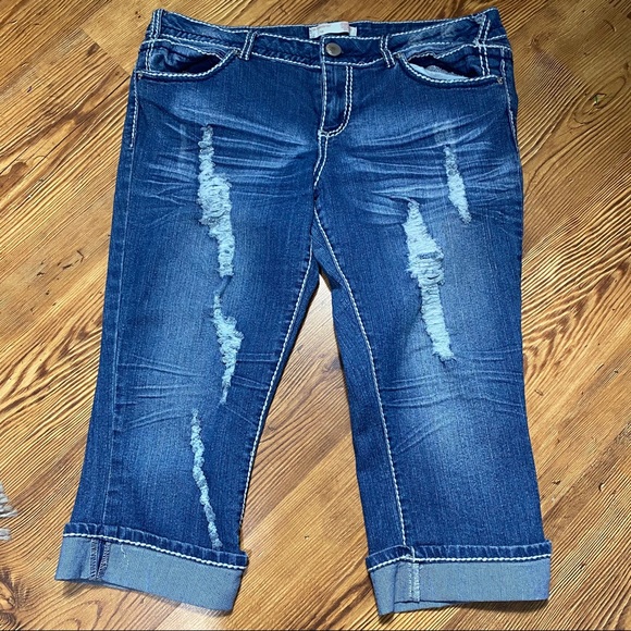 NO BOUNDARIES RIPPED CAPRI JEANS